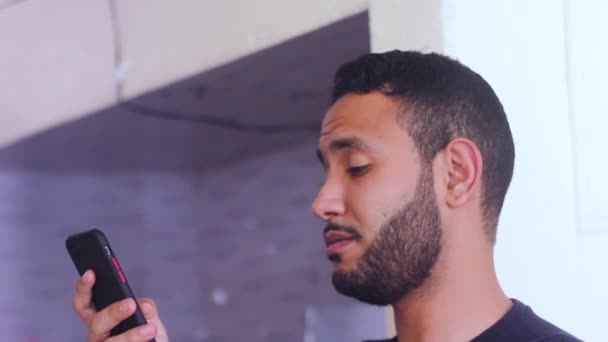 Homme Barbu Insatisfait Utilisant Téléphone Pour Envoyer Une Conversation Chat — Video