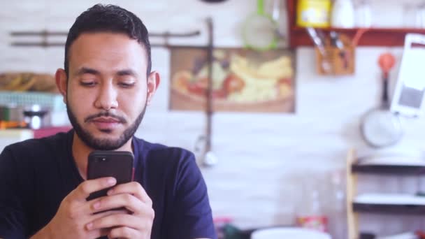 Bärtiger Mann Benutzt Sein Handy Für Chat Gespräche — Stockvideo
