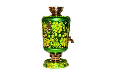 Beyaz arka planda desenlerle boyanmış Rus semaveri..