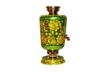 Beyaz arka planda desenlerle boyanmış Rus semaveri..