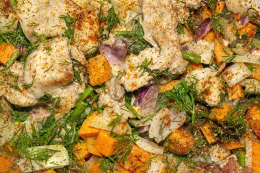 Sebzeli ve otlu kızarmış et. Sebzeli et dilimleri..