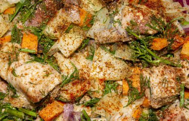 Sebzeli ve otlu kızarmış et. Sebzeli et dilimleri..