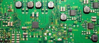 Elektronik yeşil baskılı devre kartı. Çip arkaplanı. Birçok elementi olan bir bilgisayar çipinin dokusu..