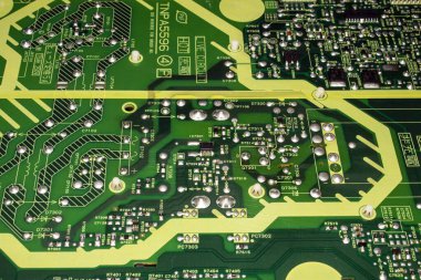Elektronik yeşil baskılı devre kartı. Çip arkaplanı. Birçok elementi olan bir bilgisayar çipinin dokusu..