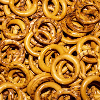 Halkalarda tuzlu kraker. Bira çerezi. Kurabiyeler tuzlu arka plan..