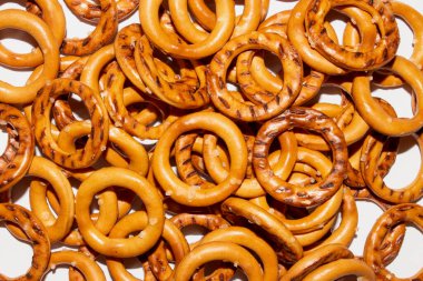 Halkalarda tuzlu kraker. Bira çerezi. Kurabiyeler tuzlu arka plan..