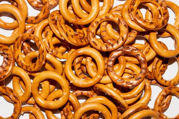 Halkalarda tuzlu kraker. Bira çerezi. Kurabiyeler tuzlu arka plan..