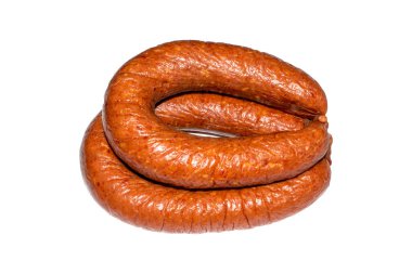 Beyaz bir arka planda haşlanmış ve tütsülenmiş sosis. Çiftlikte tütsülenmiş sosis. Ev yapımı füme sosis..