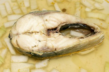 Balık suyunda soğanla kaynatılmış balık çorbası. Soğanlı balık suyunda balık çorbası..