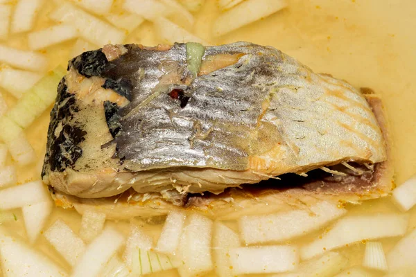 Ρέγγα Βρασμένη Ζωμό Ψαριού Κρεμμύδια Ψαροσούπα Ένα Κομμάτι Ψάρι Ζωμό — Φωτογραφία Αρχείου