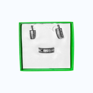 Küpe ve yüzük beyaz bir arka planda hediye kutusunda. Kadın mücevher yüzüğü ve küpeleri. Bir dizi mücevher..