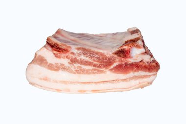 Bir tabaka yağlı taze et. Beyaz arka planda bir parça domuz eti. Etli domuz filetosu..