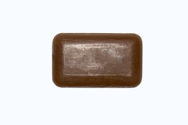 Beyaz arka planda izole edilmiş katran sabunu. Bir parça tıbbi katran sabunu..