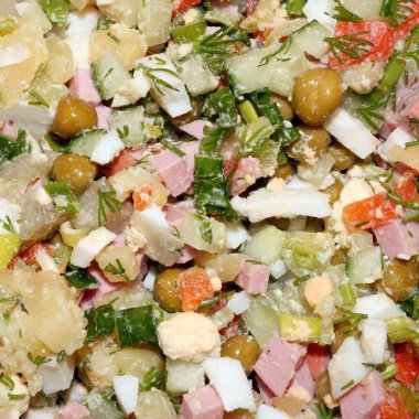 Olivier salatası. Salatanın dokusu. Arka plan olarak lezzetli salata Olivier..