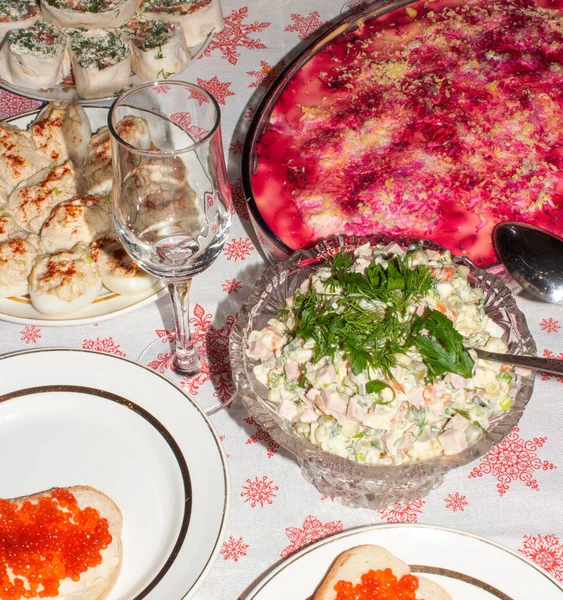Slavnostní Prostřený Stůl Saláty Občerstvením Novoroční Ruský Jídelní Stolek — Stock fotografie
