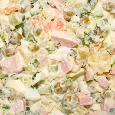 Olivier salatası. Salatanın dokusu. Arka plan olarak lezzetli salata Olivier..