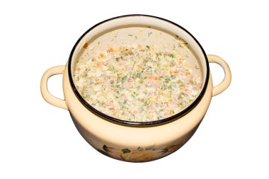 Beyaz arka planda izole edilmiş bir tencerede Olivier salatası. Olivier salatası..