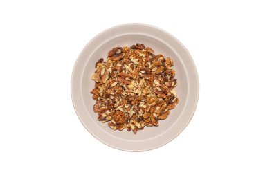 Ayrı bir tabakta soyulmuş ceviz. Beyaz arka plan manzaralı ceviz tabağı..