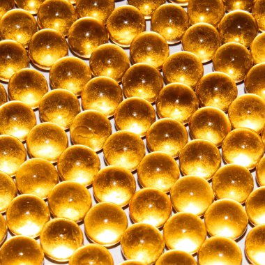 Jelatin kapsüller ve balık yağı-omega-3. Yuvarlak kapsüllerde balık yağı. Besin takviyesi balık yağı üst görünümü..