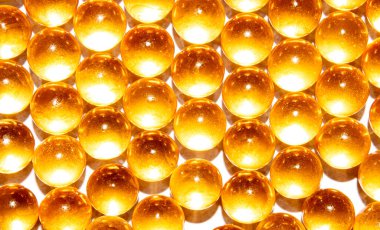 Jelatin kapsüller ve balık yağı-omega-3. Yuvarlak kapsüllerde balık yağı. Besin takviyesi balık yağı üst görünümü..