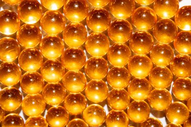 Jelatin kapsüller ve balık yağı-omega-3. Yuvarlak kapsüllerde balık yağı. Besin takviyesi balık yağı üst görünümü..