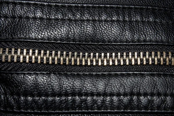 金属ジッパー付きブラックテクスチャレザー 黒革の背景に金属ジッパー ジッパー付きブラックレザージャケットのクローズアップ — ストック写真