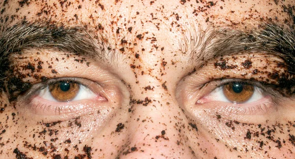 顔の皮膚のためのコーヒースクラブ 男の顔に自然なコーヒーマスク 男の汚い顔 — ストック写真