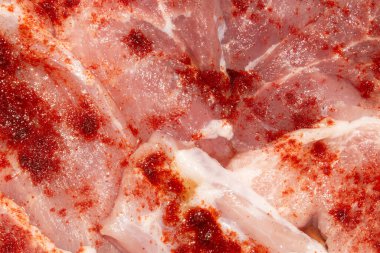 Kırmızı biberli salamurada ince dilimlenmiş çiğ et. Arka planda çiğ et. Üst görüşü kızartmak için ince dilimlenmiş et..