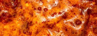 Altından kabuklu süzme peynir güveci. Yukardan yakından ev yapımı süzme peynirli güveç..