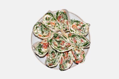 Beyaz arka planda kırmızı balıklı Pita ekmeği. Kırmızı balık ve otlarla doldurulmuş çörekler..