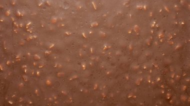 Ezilmiş fındıklı sütlü çikolata. Ezilmiş fındıklı sütlü çikolata..