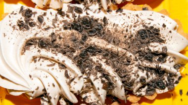 Krem şantili ve çikolatalı kek. Tereyağlı ve çikolata arkaplanlı kekler..