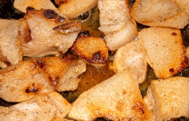 Kızarmış domuz yağı arka plan görüntüsü. Domuz yağından yapılmış ev yapımı domuz derisi..