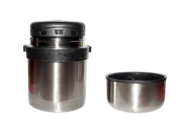 Beyaz arka planda yemek için metal termos. Paslanmaz çelik şişeli geniş metal termos..