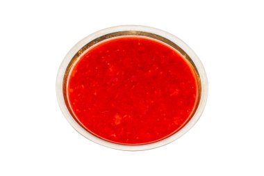 Beyaz bir arka planda seramik bir kasede şekerli rendelenmiş çilekler..