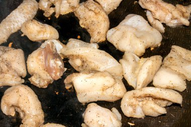 Domuz yağlı kabuklu arka plan. Kızarmış domuz yağı üst görünümü..