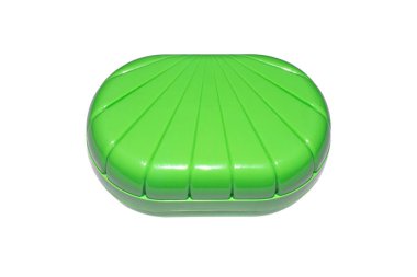 Sabunlu sabun kabı beyaz bir arka planda izole edilmiş. Plastik sabun kabında sabun..