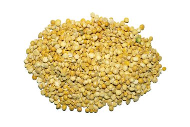 Beyaz arka planda bir yığın doğranmış bezelye. Bezelye arkaplanı..