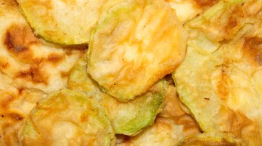 Ayçiçeği yağında kızartılmış kabak. Kızarmış kabak arkaplanı..