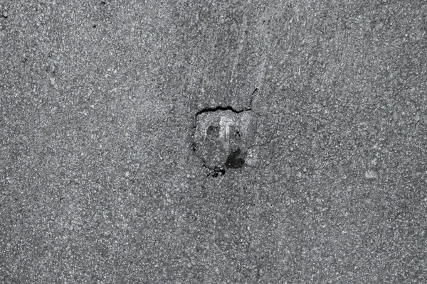 Дыра в бетонной стене — стоковое фото