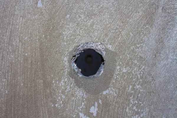 Un agujero en una pared de hormigón —  Fotos de Stock