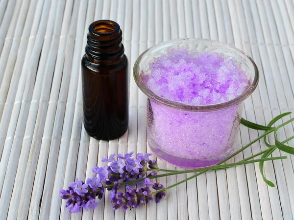 Lavendel sugar scrub med eterisk olja, lugnande hemmagjord hudvård — Stockfoto