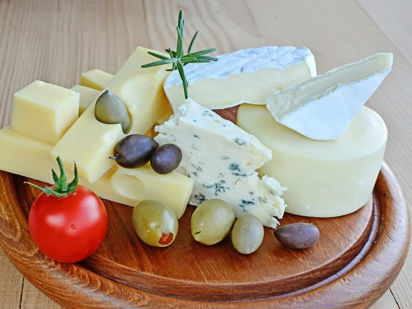 Sortimento de queijo, emmental, queijo azul, camember — Fotografia de Stock