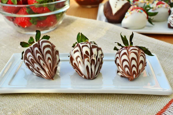 Fragole ricoperte di cioccolato — Foto Stock