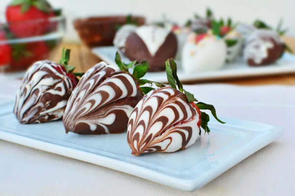 Chocolate dipped strawberries — Stock Photo, Image