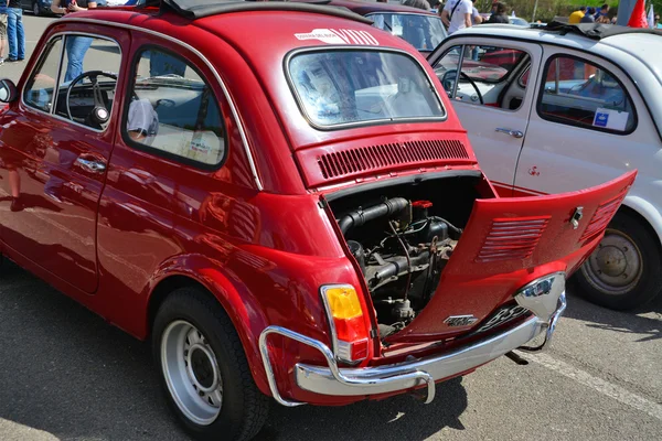 Vieille Fiat 500 voiture arrière montrant le moteur — Photo