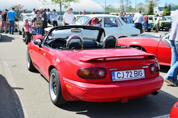 Klassisk röd Mazda Mx-5 Na serie jag (Mazda Miata) bak — Stockfoto