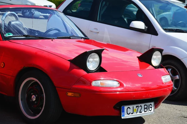 Klassieke rode Mazda Mx-5 NB serie ik (Mazda Miata) voorzijde — Stockfoto
