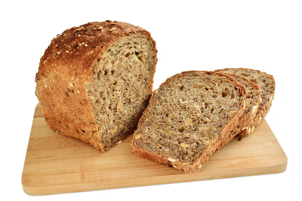 Chleb razowy z nasion w plasterkach na białym tle — Zdjęcie stockowe