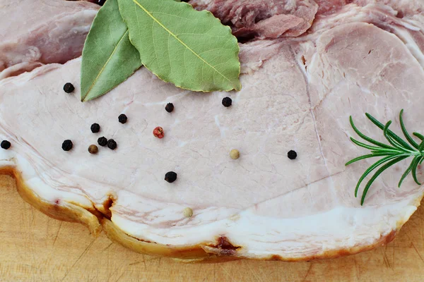 Gerookte genezen been ham segment met specerijen — Stockfoto